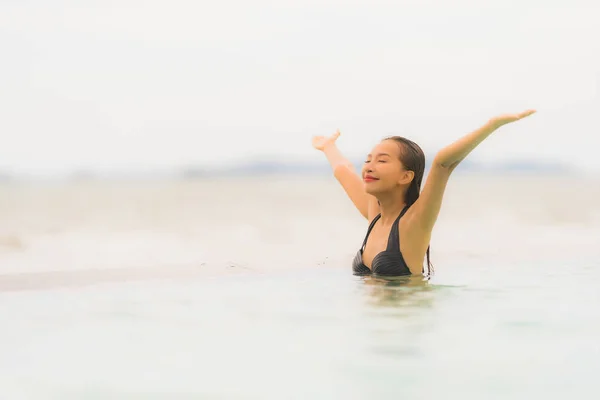 Portre güzel genç Asyalı kadın yüzme etrafında bikini giymek — Stok fotoğraf