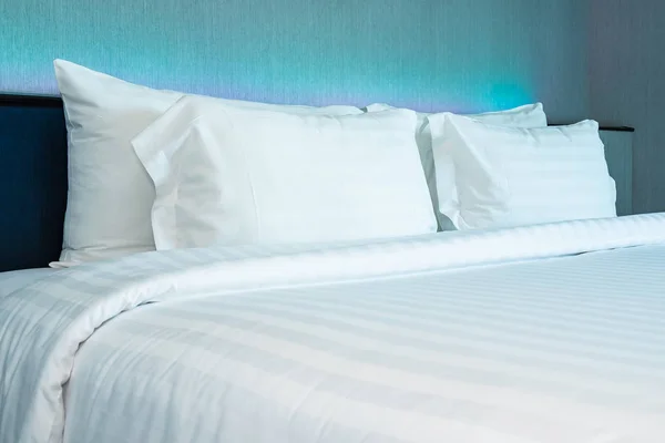 Роскошная удобная белая подушка на декоре кровати в б — стоковое фото
