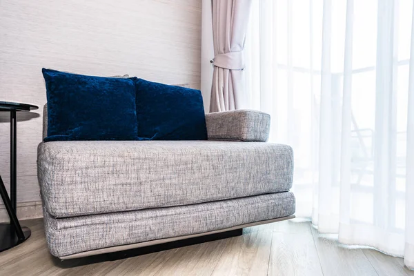 Cómoda almohada en la decoración del sofá en la sala de estar — Foto de Stock