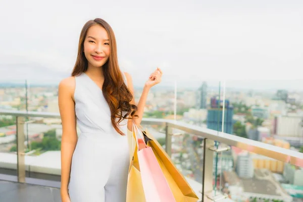 Retrato hermosa joven asiática mujer feliz y sonrisa con shoppi — Foto de Stock