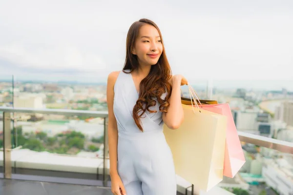 Retrato hermosa joven asiática mujer feliz y sonrisa con shoppi — Foto de Stock