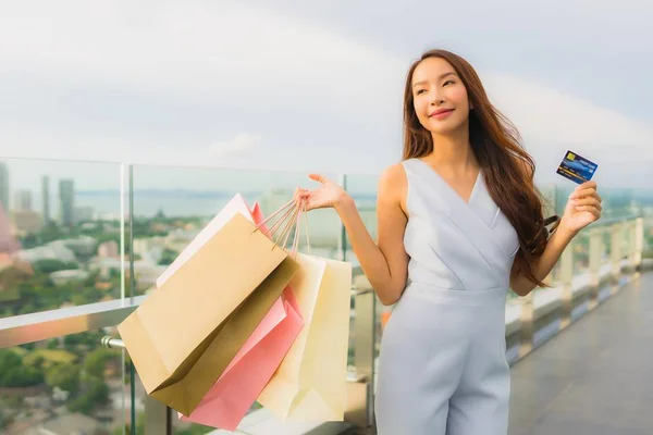 Retrato hermosa joven asiática mujer feliz y sonrisa con crédito — Foto de Stock