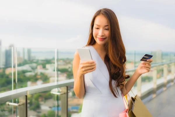 Retrato hermosa joven asiática mujer feliz y sonrisa con crédito — Foto de Stock