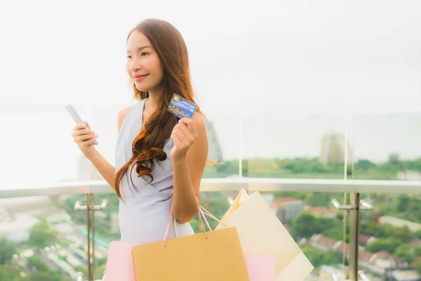 Retrato hermosa joven asiática mujer feliz y sonrisa con crédito — Foto de Stock