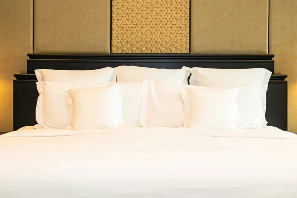 Hermosa almohada blanca cómoda de lujo en la decoración de la cama en b — Foto de Stock
