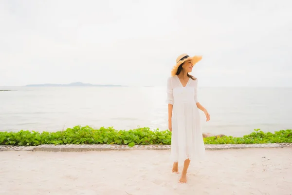 Ritratto bella donna asiatica indossare cappello con sorriso felice svago — Foto Stock