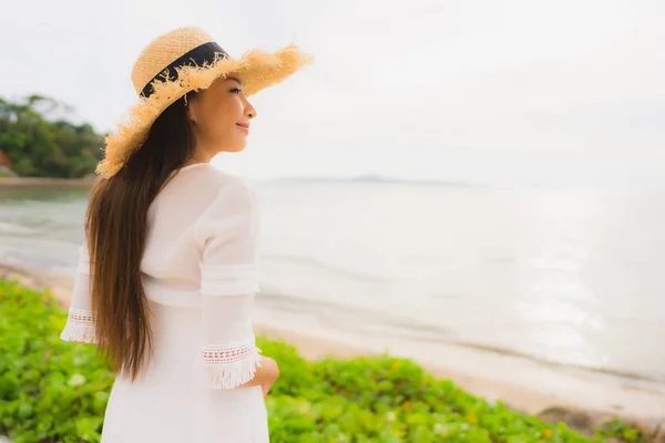 Retrato bela mulher asiática usar chapéu com sorriso feliz lazer — Fotografia de Stock