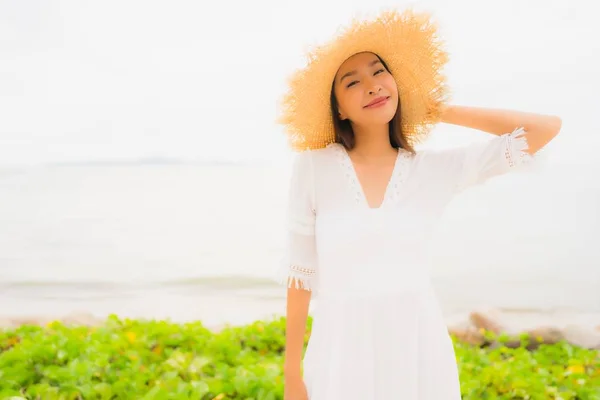 Πορτραίτο όμορφη Ασιατική γυναίκα φορούν καπέλο με χαμόγελο Happy αναψυχή — Φωτογραφία Αρχείου