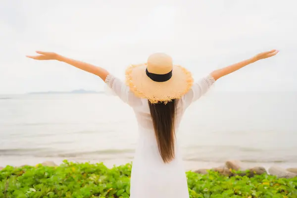 Ritratto bella donna asiatica indossare cappello con sorriso felice svago — Foto Stock