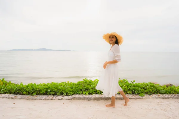 Porträt schöne asiatische Frau trägt Hut mit Lächeln fröhliche Freizeit — Stockfoto