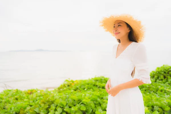 Portrait belle asiatique femme porter chapeau avec sourire heureux loisirs — Photo