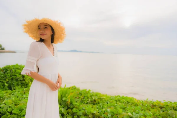 Retrato bela mulher asiática usar chapéu com sorriso feliz lazer — Fotografia de Stock