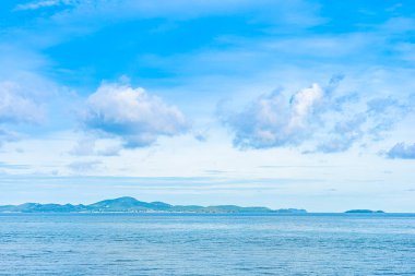 Beyaz bulut ile güzel panoramik manzara veya deniz manzarası okyanus