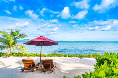 Boş sandalye güverte ve plaj deniz Okyanusu güzel manzara