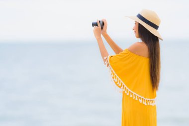 Portre güzel Asyalı kadın gülümsemek mutlu boş şapka giymek