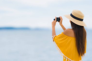 Portre güzel Asyalı kadın gülümsemek mutlu boş şapka giymek