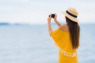 Portre güzel Asyalı kadın gülümsemek mutlu boş şapka giymek