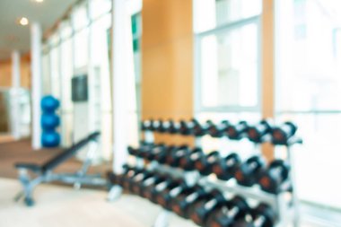 Soyut bulanıklık ve spor salonu iç fitness ekipmanları bulanıklaştırma