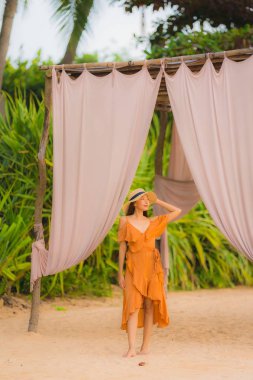 Portre güzel genç Asyalı kadın mutlu gülümseme dinlenmek