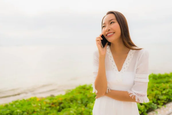 Porträt schöne asiatische Frau trägt Hut mit Lächeln glücklich für tal — Stockfoto