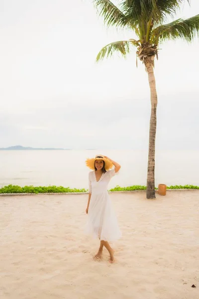 Retrato hermosa mujer asiática usar sombrero con sonrisa feliz ocio — Foto de Stock