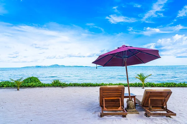 Bellissimo paesaggio di spiaggia mare oceano con sedia a sdraio vuota e — Foto Stock