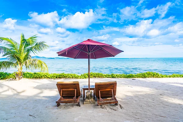 Hermoso paisaje de playa mar océano con cubierta de silla vacía y — Foto de Stock