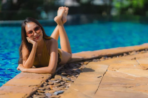 Porträtt vacker ung asiatisk kvinna fritid slappna leende och Hap — Stockfoto