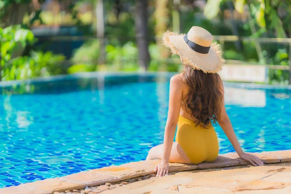 Retrato hermosa joven asiática mujer ocio relajarse sonrisa y hap — Foto de Stock