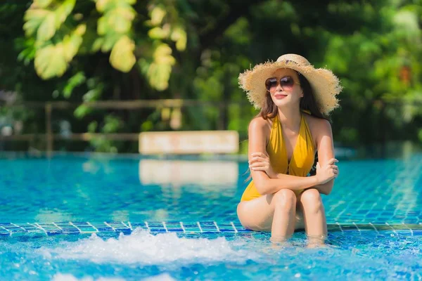 Retrato hermosa joven asiática mujer ocio relajarse sonrisa y hap —  Fotos de Stock