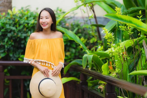 Porträt schön jung asiatisch frau glücklich lächeln lesire im die g — Stockfoto