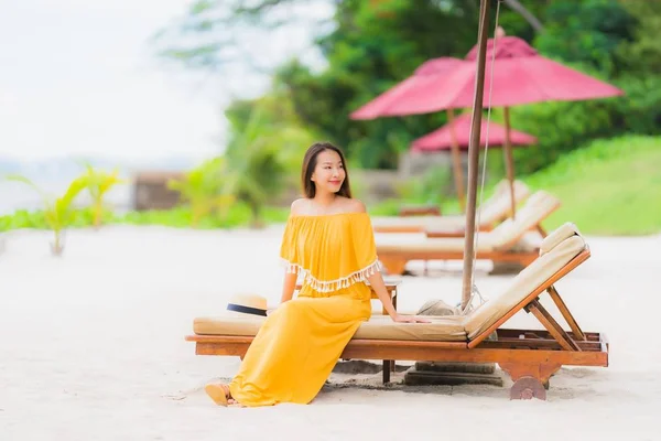 Retrato hermosa mujer asiática usar sombrero con sonrisa feliz ocio — Foto de Stock