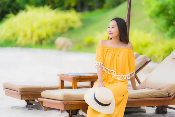 Retrato hermosa mujer asiática usar sombrero con sonrisa feliz ocio — Foto de Stock