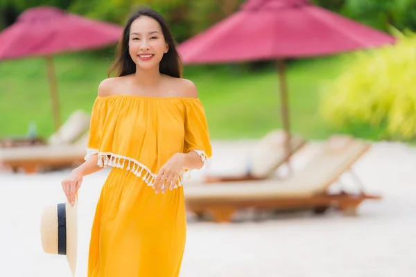 Retrato hermosa mujer asiática usar sombrero con sonrisa feliz ocio — Foto de Stock