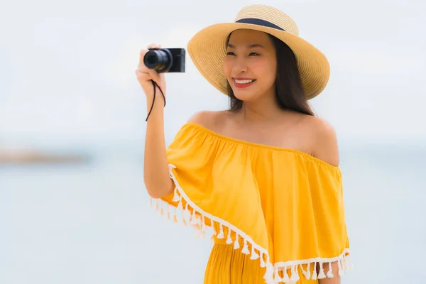 Retrato hermosa mujer asiática usar sombrero con sonrisa feliz ocio — Foto de Stock