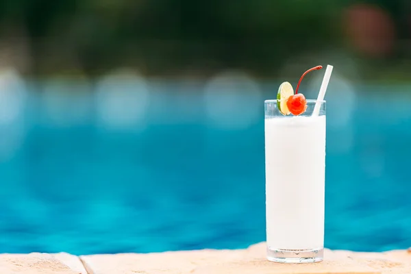 Sok kokosowy pić wokół basenu w hotelu Resort — Zdjęcie stockowe