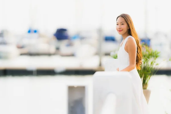 Retrato bonito jovem asiático mulher lazer sorriso feliz relaxar um — Fotografia de Stock