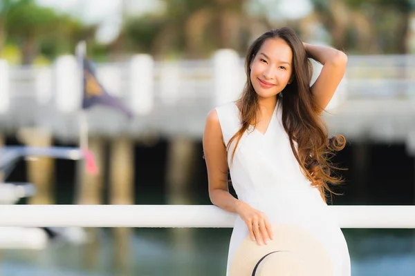 Porträt schöne junge asiatische Frau Freizeit Lächeln glücklich entspannen ein — Stockfoto