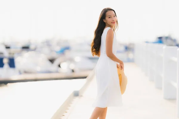 ポートレート美しい若いアジアの女性レジャー笑顔幸せなリラックス — ストック写真