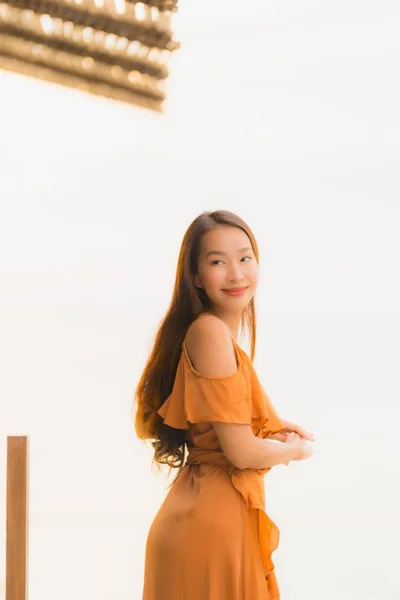 Портрет красивый молодой азиатской женщины образ жизни счастливая улыбка с — стоковое фото