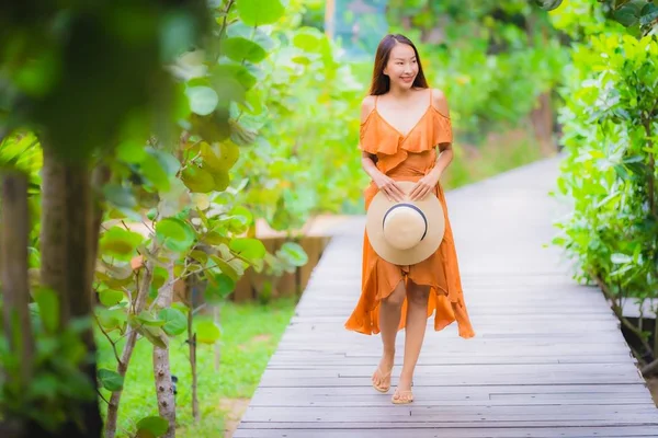 肖像画美しい若いアジアの女性は、gaでパスウォークを歩きます — ストック写真