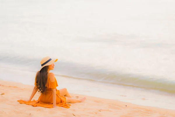 Portrait beautiful young asian woman happy smile relax on the be — Stock Photo, Image