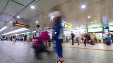 Çin, Macau 'daki tren istasyonunda yürüyen kalabalığın hızlandırılmış görüntüleri.