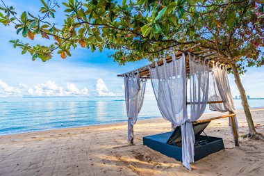Tropikal plaj deniz Okyanusu üzerinde boş yatak koltuğu ve salon 