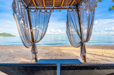 Tropikal plaj deniz Okyanusu üzerinde boş yatak koltuğu ve salon 