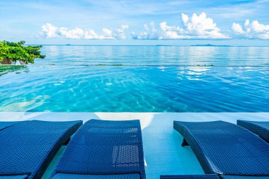 Şemsiye ve sandalye otel resort neary se yüzme havuzunda çevresinde