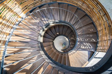 Spiral eğrisi şekil ahşap merdiven dekorasyon dış