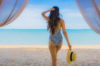Portre güzel genç Asyalı kadın mutlu gülümseme Relax tr