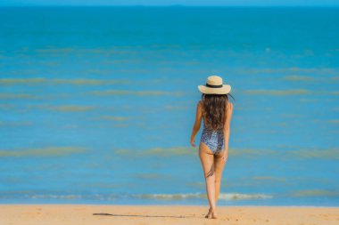 Portre güzel genç Asyalı kadın mutlu gülümseme Relax tr