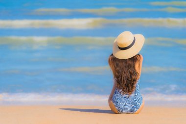 Portre güzel genç Asyalı kadın mutlu gülümseme Relax tr